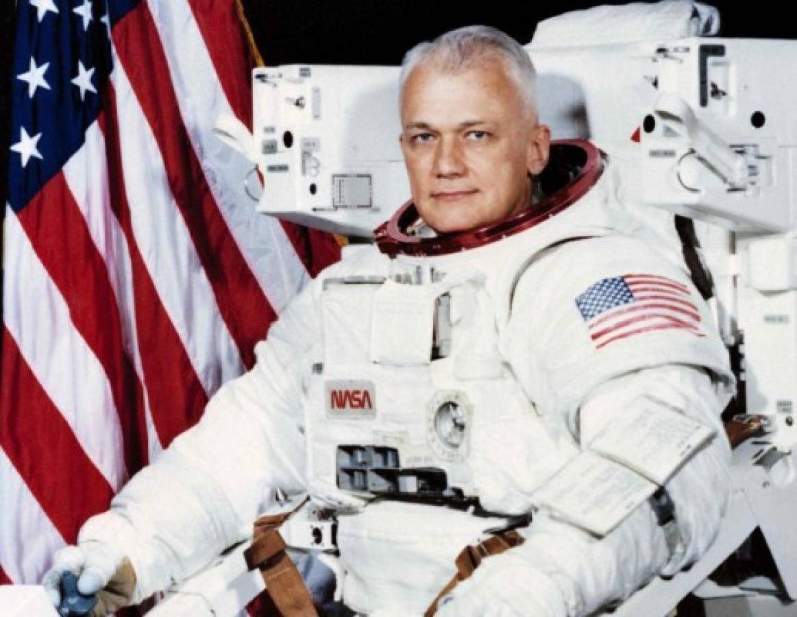 Muere el primer astronauta que flotó libremente en el espacio