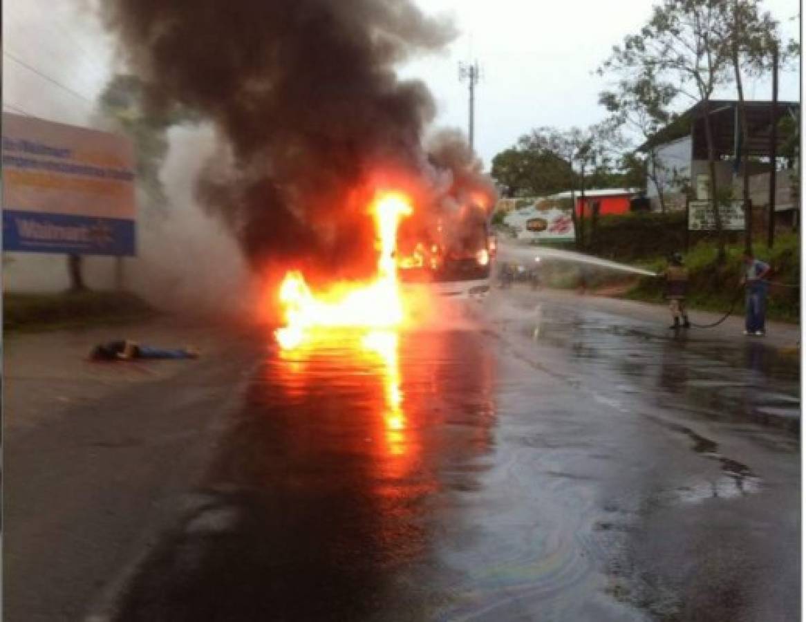 Mueren dos delincuentes y mujer en ataque a bus de transporte Cristina en La Ceiba