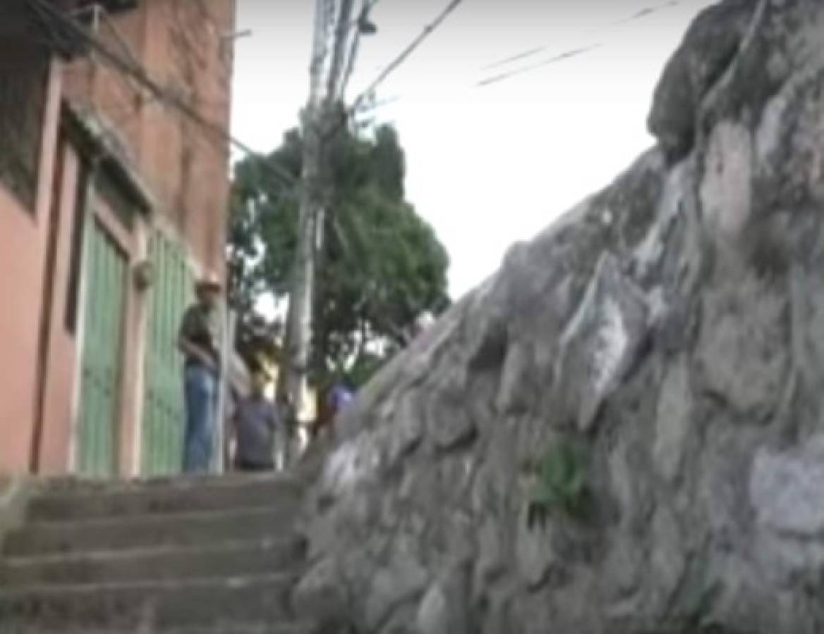 Carro se precipita por callejón de barrio El Bosque