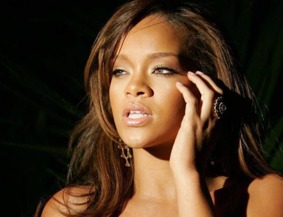 Rihanna publica foto 'bastante' íntima
