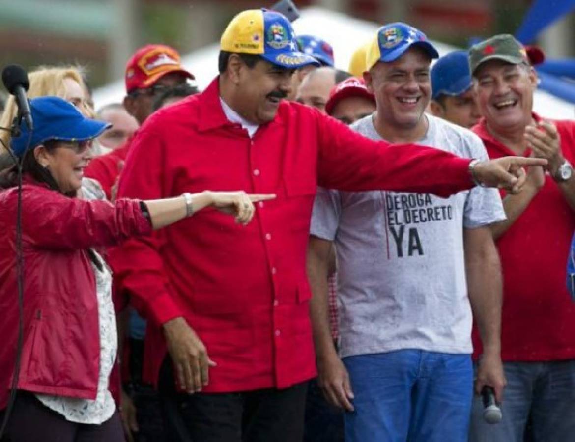 Nicolás Maduro pide a los opositores que realicen su plebiscito 'en paz'