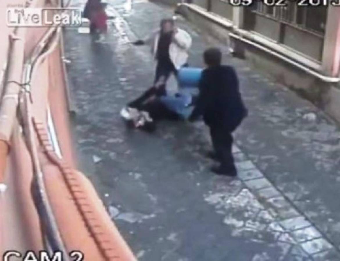 VIDEO: Apuñaló a su esposa en plena calle