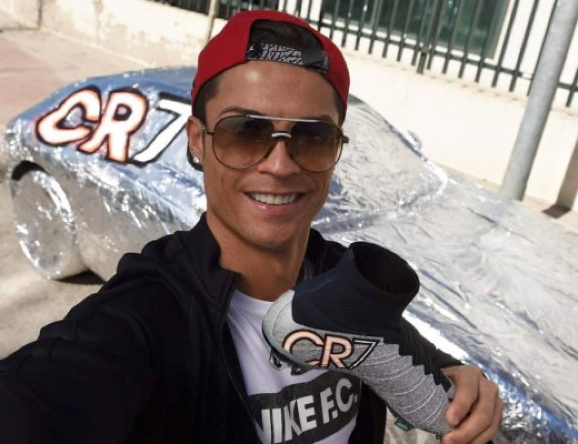 Cristiano Ronaldo 'enchula' el coche de un ex azulgrana