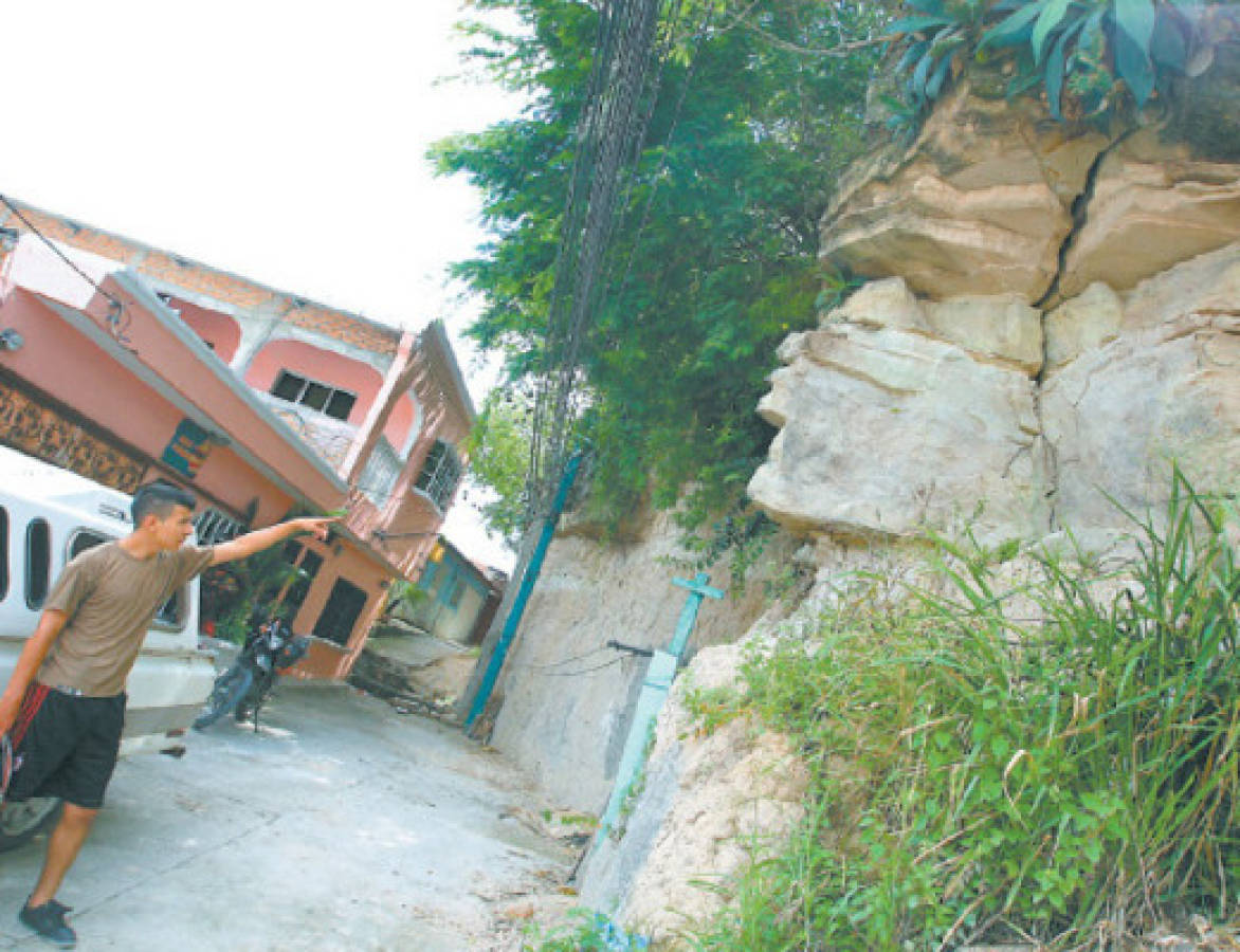 Gigantesca roca amenaza vecinos de Lomas del Cortijo