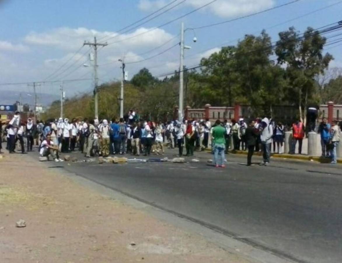 Honduras: Alumnos de secundaria realizan protesta en la UNAH