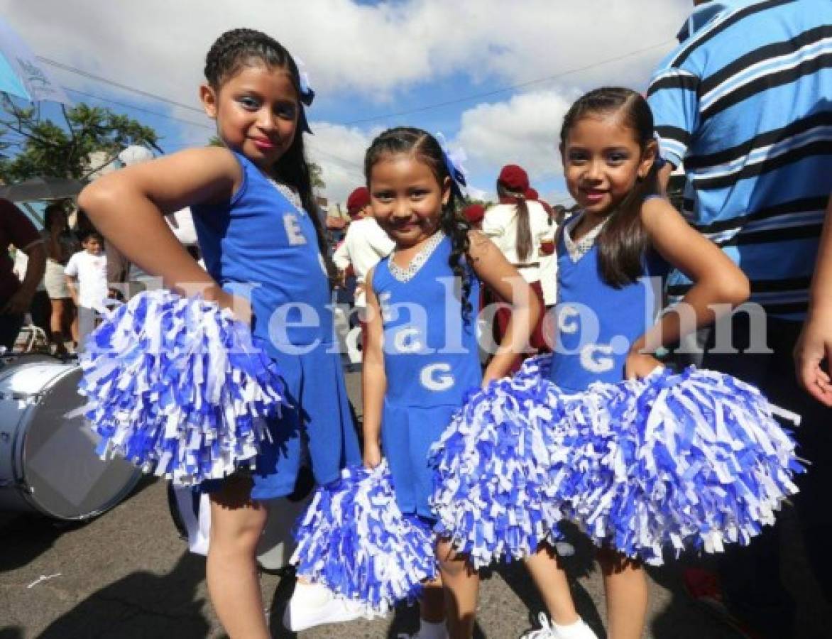 Desfiles: Estudiantes de primaria llenan de civismo la capital de Honduras