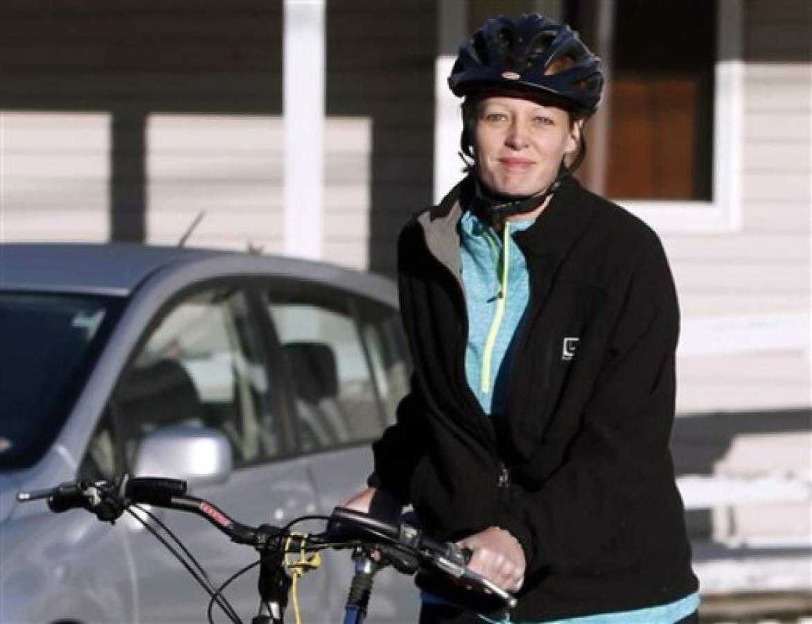 Enfermera en cuarentena sale a andar en bicicleta