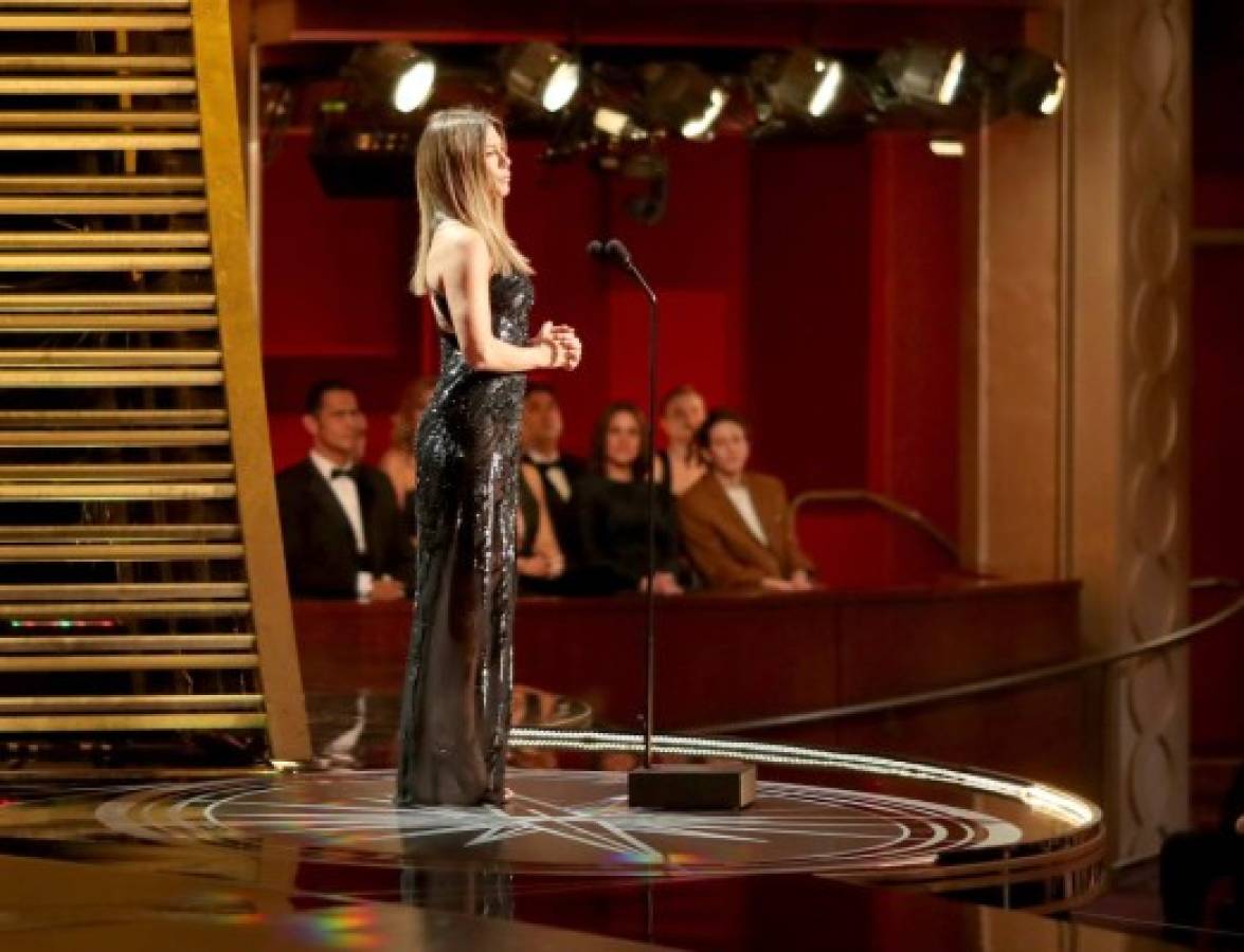 Mamá de París Hilton inventa rumor de embarazo sobre Jennifer Aniston