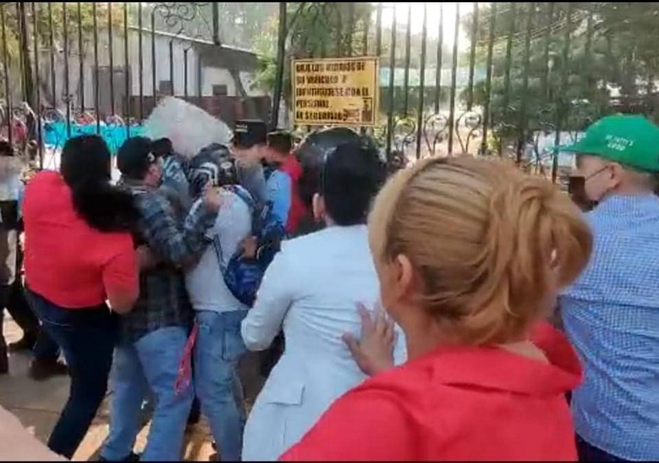 La imagen de un policía siendo derribado durante el zafarrancho que se registró en los portones de acceso al Instituto Nacional de Formación Profesional (Infop) ejemplificó este jueves -18 de mayo- la crisis y falta de diálogo que impera en la institución de educación técnica. En el lugar se utilizó tanquetas para esparcir a los manifestantes y una persona termino requerida.