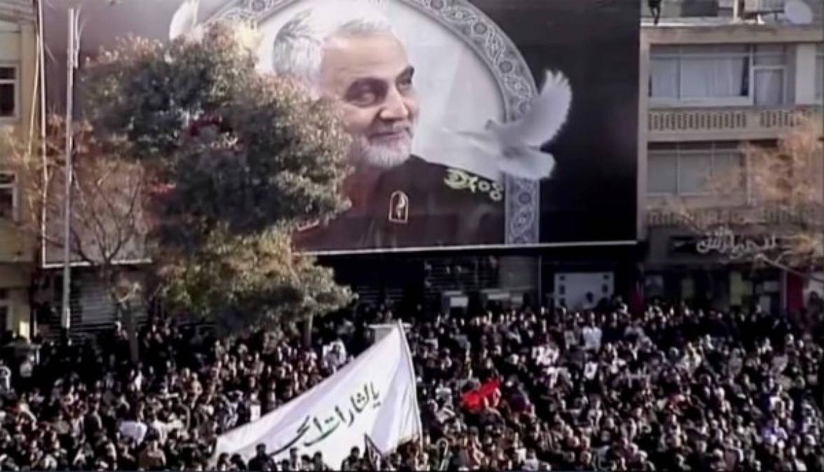 Las imágenes más impactantes de la estampida que dejó 53 muertos en funeral de Soleimani