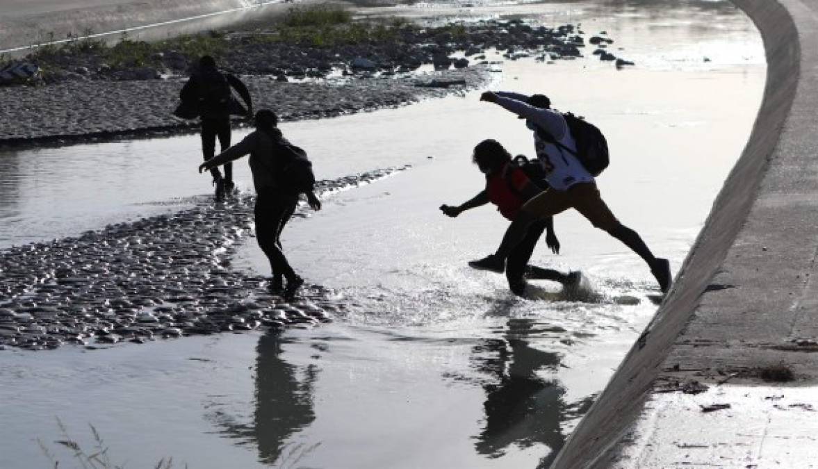Asfixiados y como 'animales', migrantes narran en México el horror de los tráileres