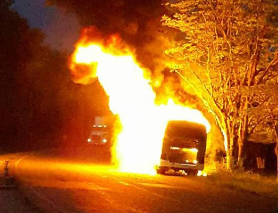 VIDEO: Se quema bus rapidito en carretera a Danlí