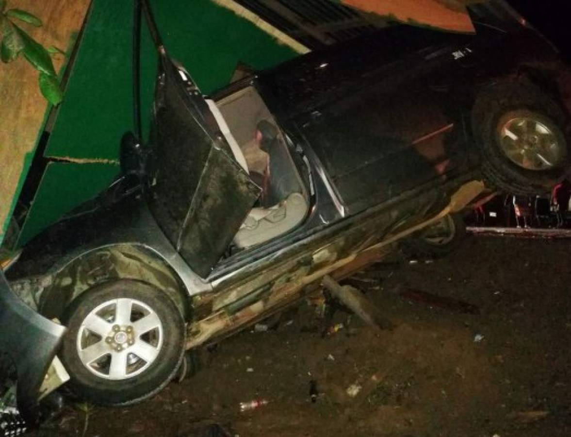 Seis personas heridas luego que vehículo derribara casetas en Roatán   