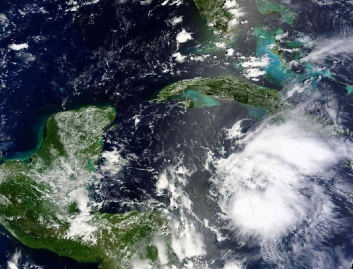 Tormenta tropical Earl se convertirá en huracán antes de ingresar a tierra
