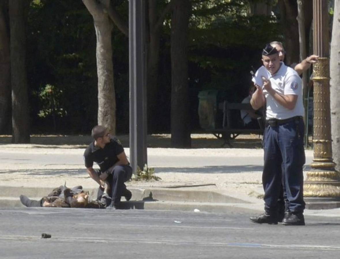 Campos Elíseos sufren intento de atentado cuando vehículo embiste furgón policial en París