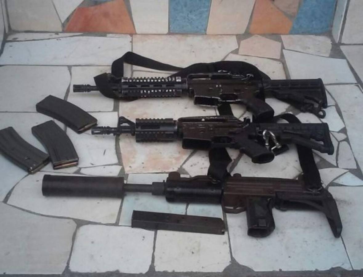 A los detenidos se les incautó dos fusiles AR-15 con sus respectivos cargadores y una subametralladora UZI 9mm, con silenciador.