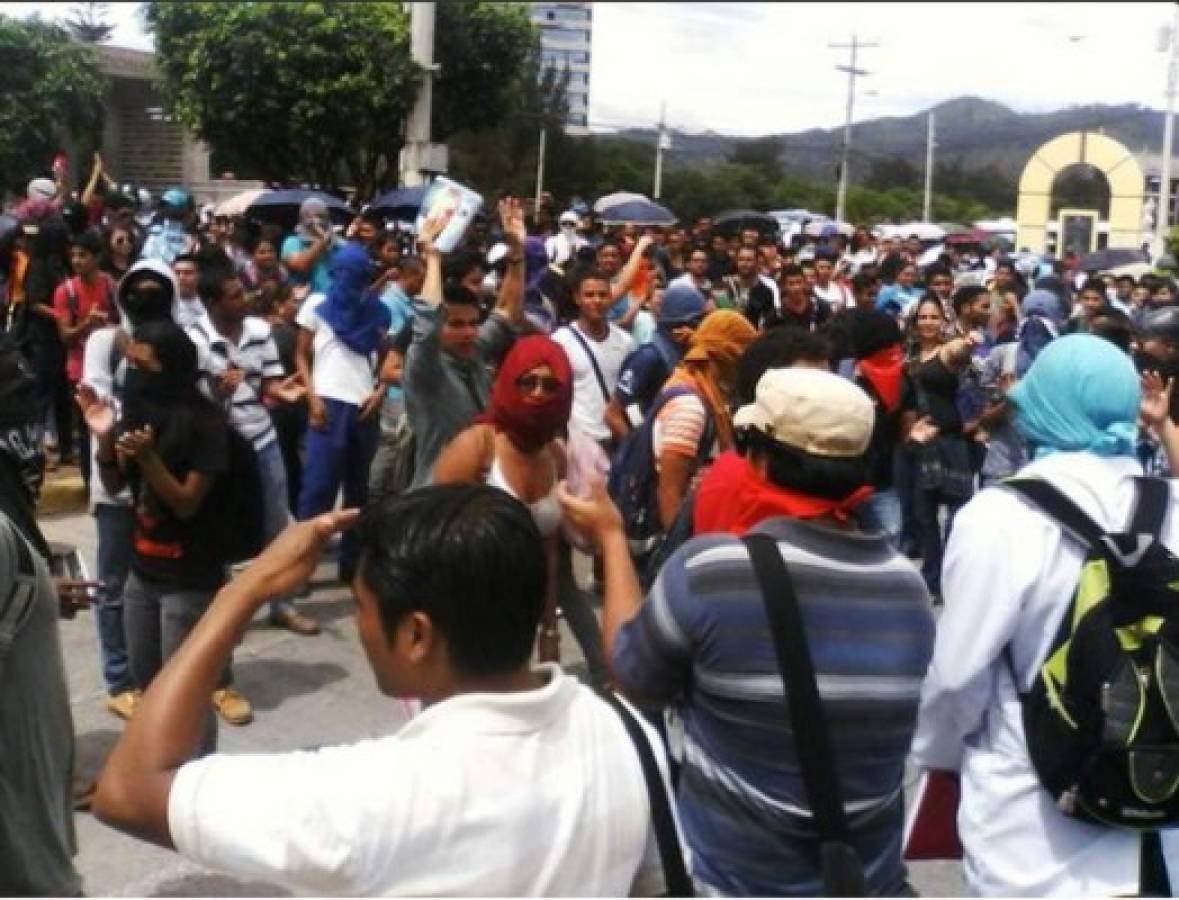 Estudiantes se toman edificios de la UNAH y protestan en bulevar Suyapa