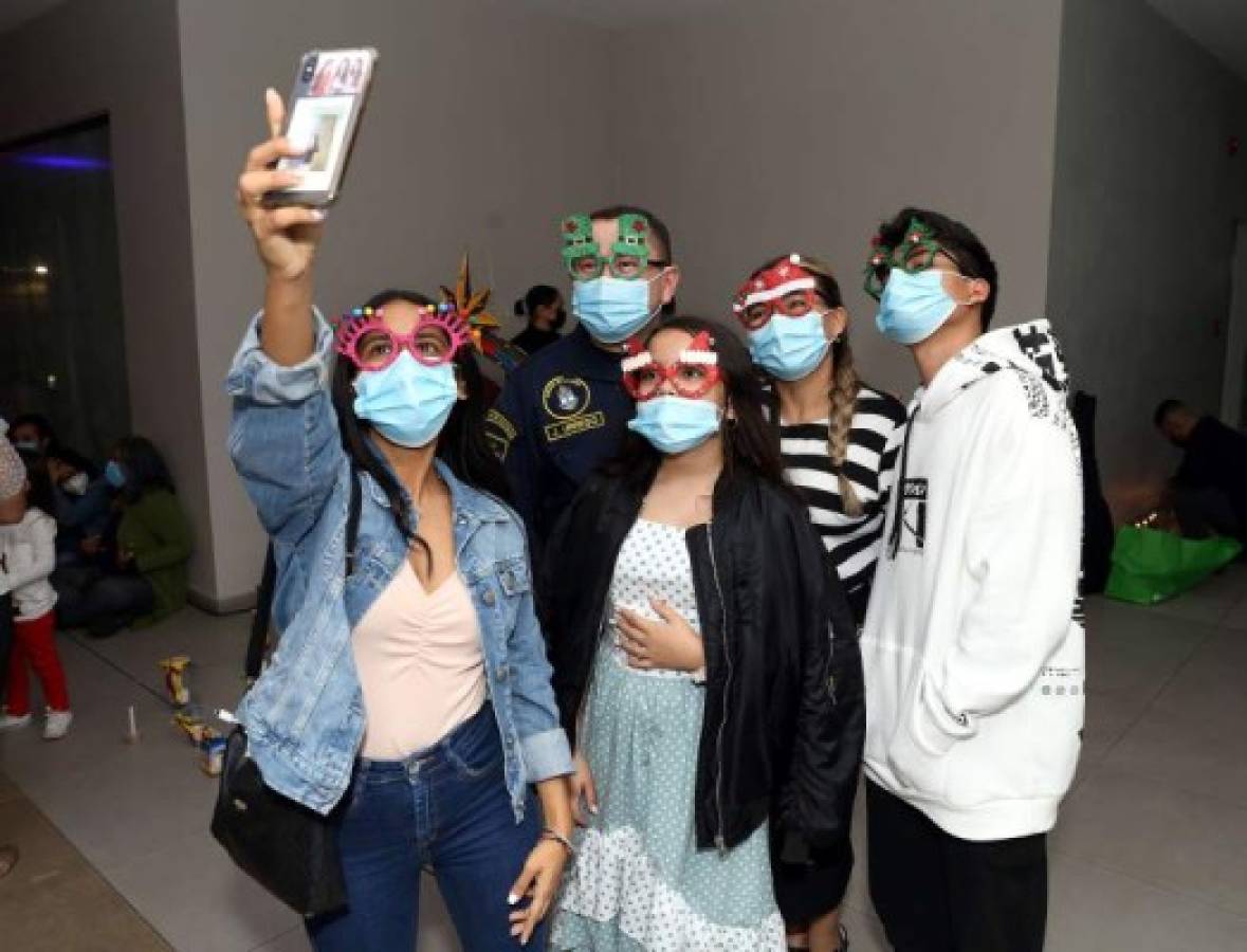 María Alejandra Ortega, Joaquín, Gabriela e Iveth Urrego junto a Andreé Hamburguer.