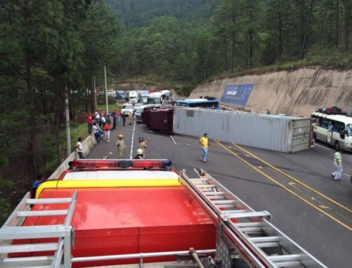 Vuelcan turismo y rastra en carretera al norte