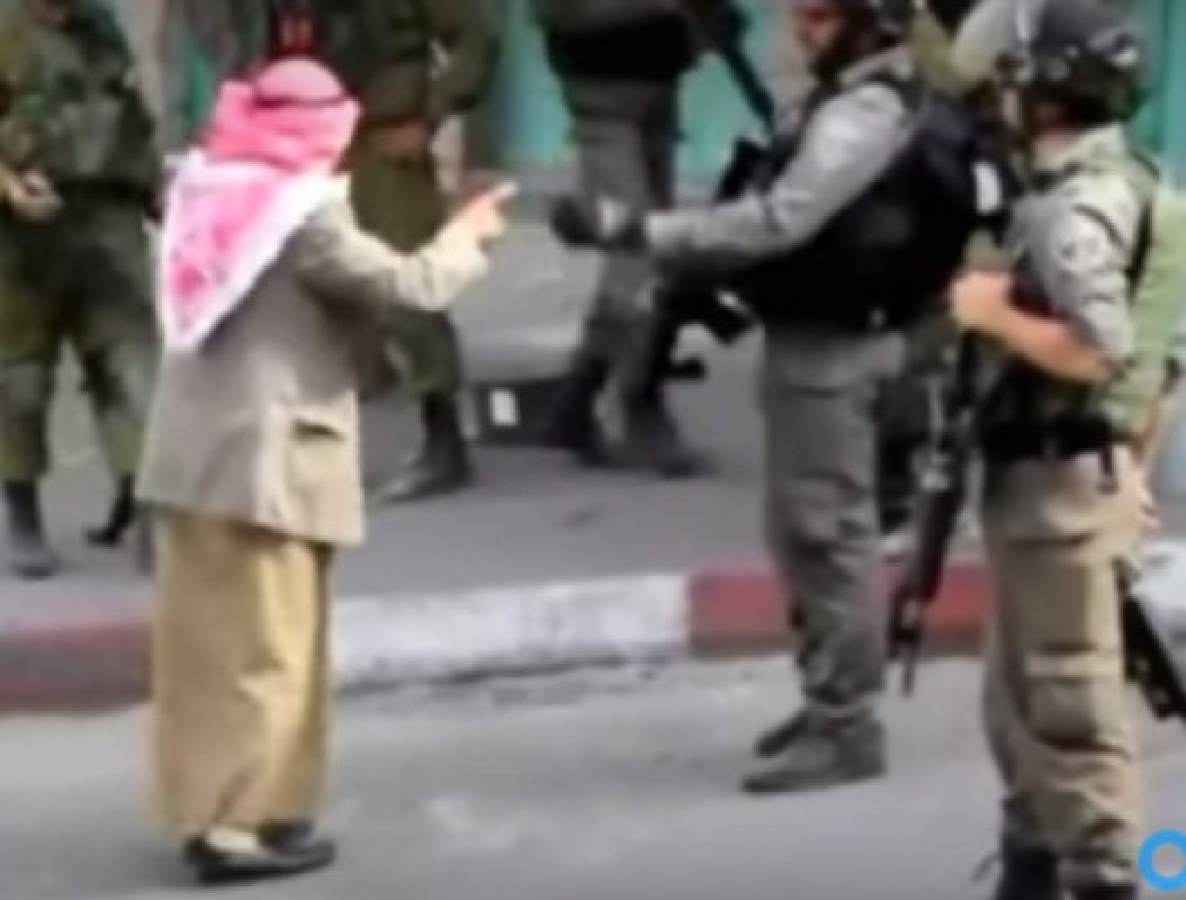 Anciano se enfrenta a un grupo de soldados israelitas