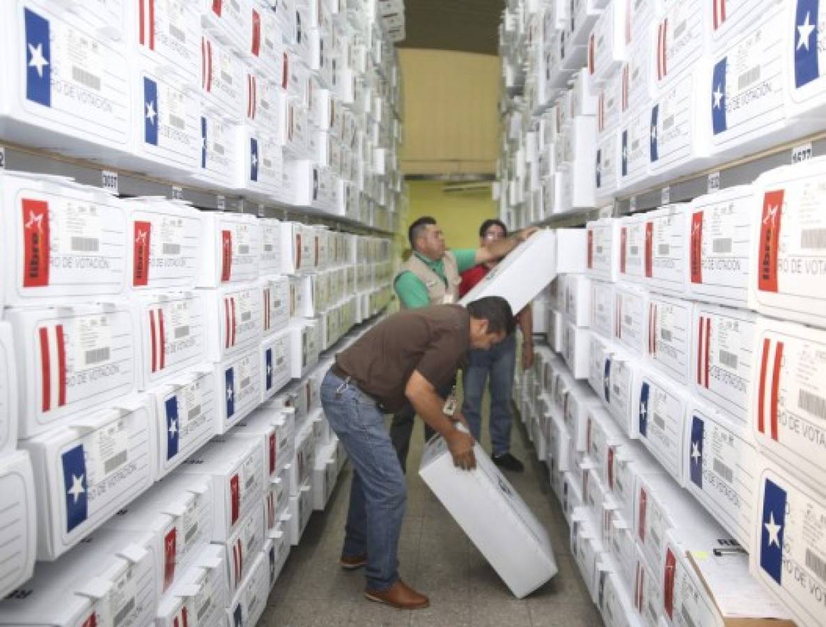 Maletas y paquetes tecnológicos, listos en almacén del TSE