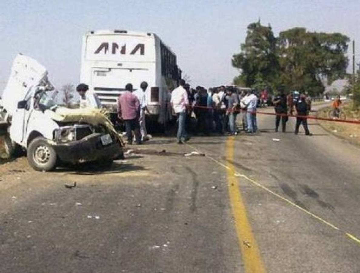 Cuatro migrantes mueren al volcar camioneta en México