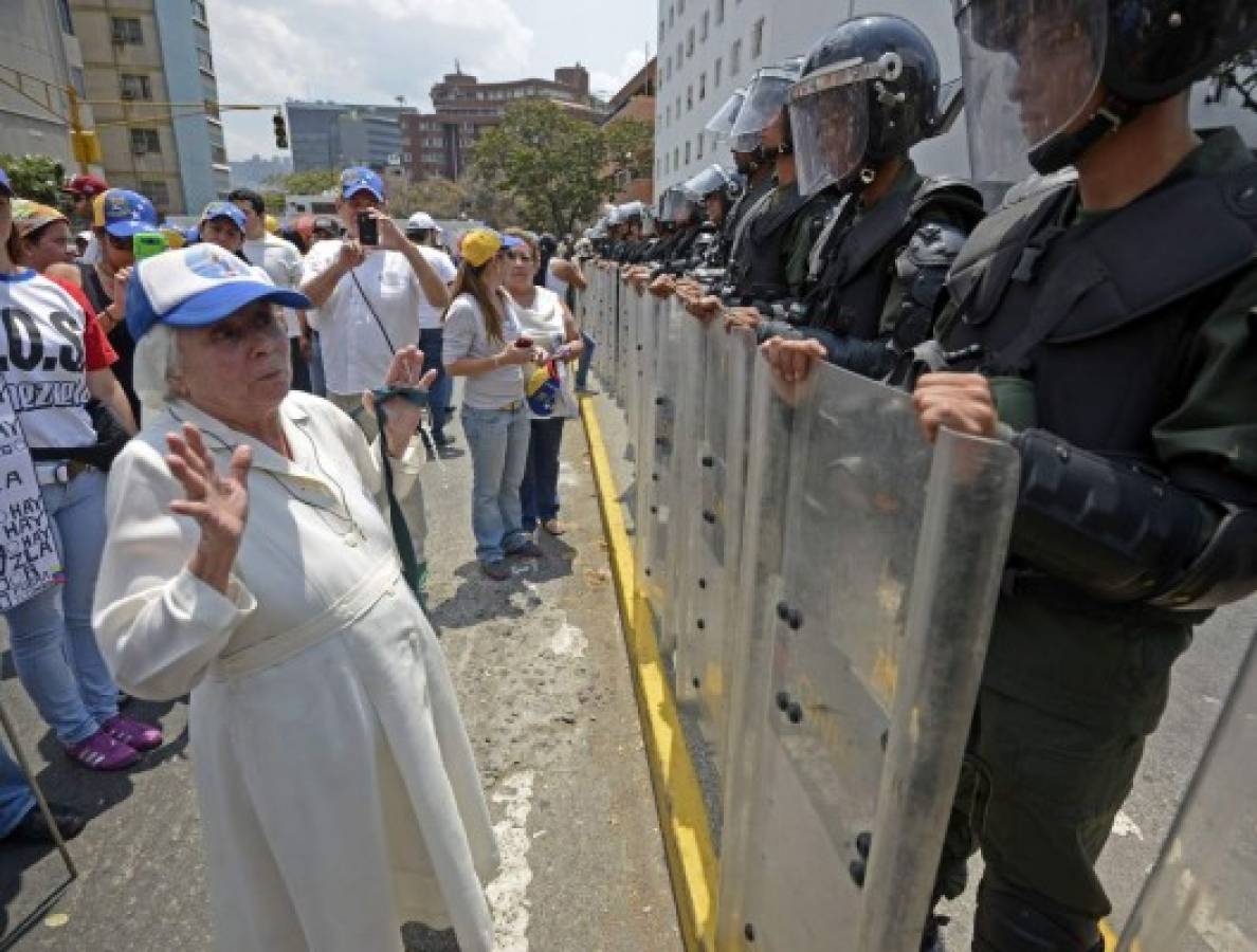 Gobierno autoriza a militares abrir fuego durante protestas