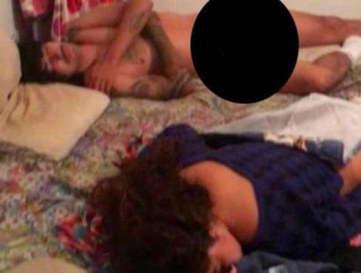 En la foto sale el novio de Sophie con una mujer en la cama que compartían como pareja. Foto: Facebook