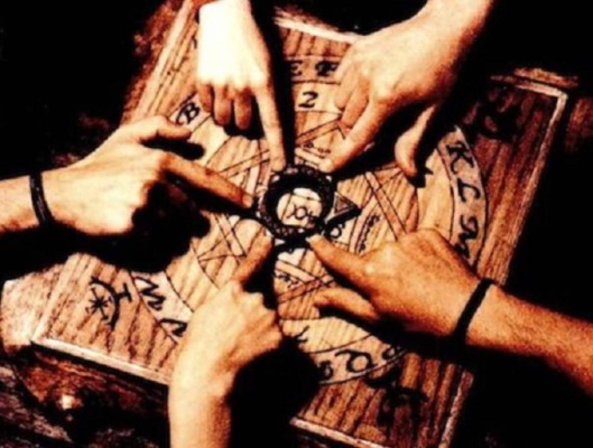 Hospitalizan a 20 niñas tras jugar con tabla ouija