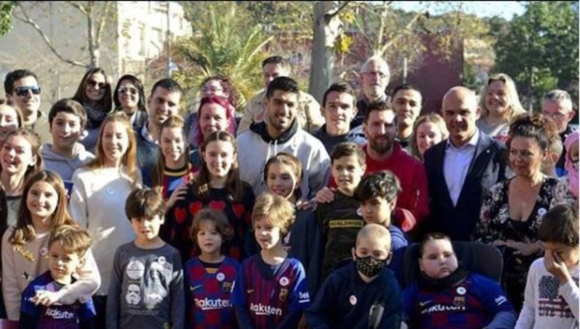 FOTOS: Jugadores del Barcelona se visten de Reyes Magos y visitan a niños en hospitales