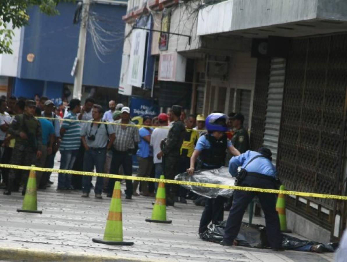 Hondureño se derrumba en llanto tras el asesinato de su hermano en San Pedro Sula