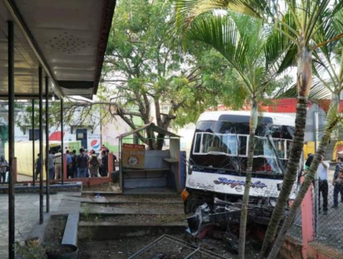 De milagro sobreviven pasajeros a accidente de bus