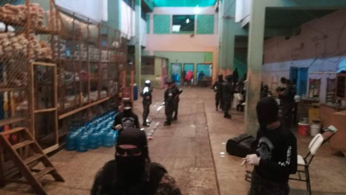 Con perros y pasamontañas, así llegaron agentes a inspeccionar varios centros penitenciarios de Honduras