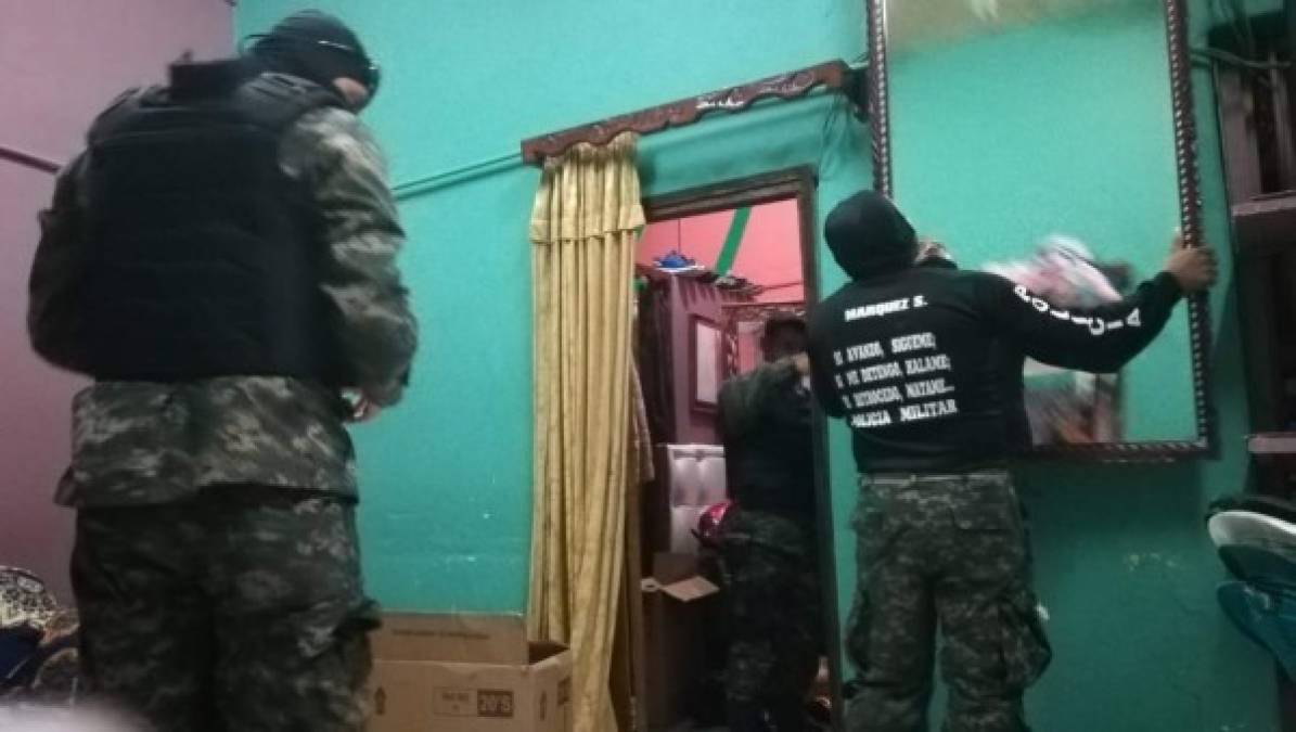 Con perros y pasamontañas, así llegaron agentes a inspeccionar varios centros penitenciarios de Honduras