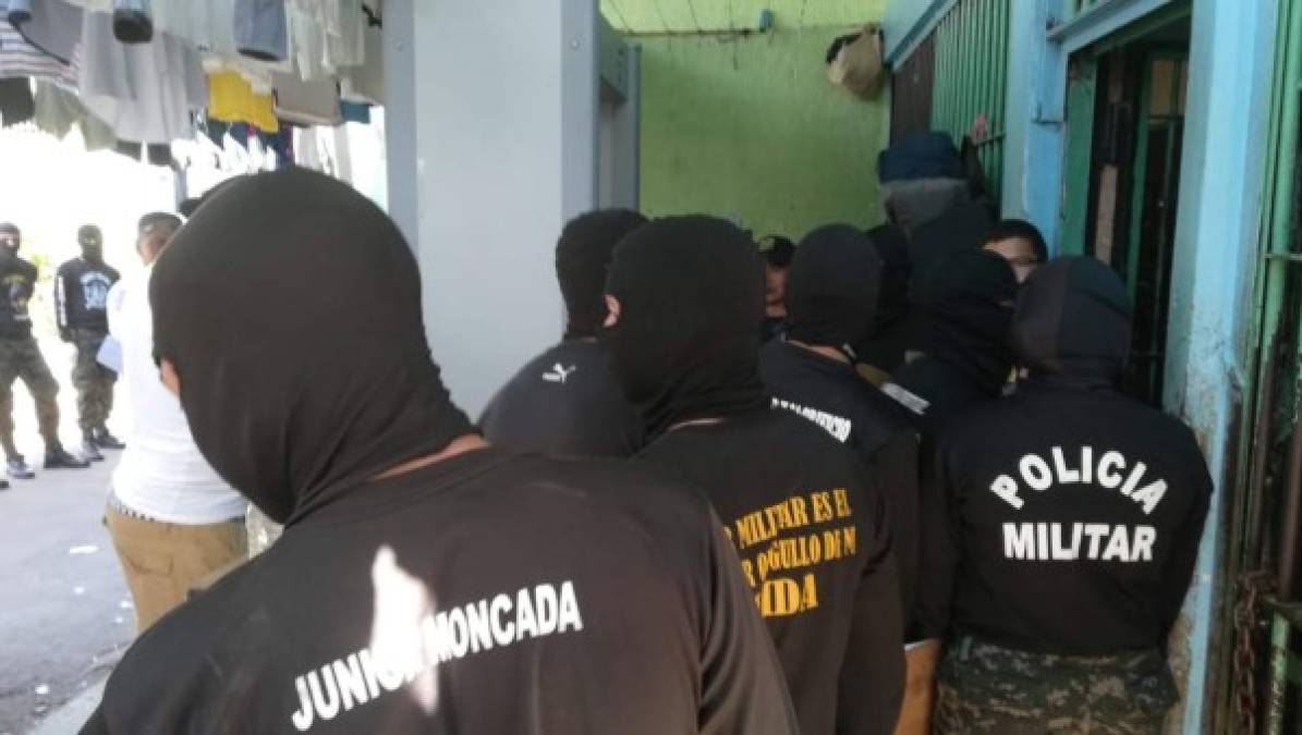 Con perros y pasamontañas, así llegaron agentes a inspeccionar varios centros penitenciarios de Honduras