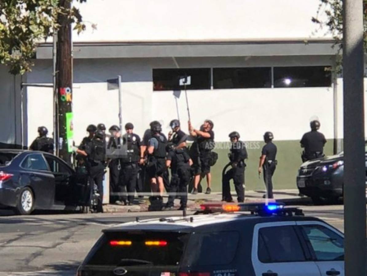 Sospechoso se atrinchera en supermercado en Los Ángeles rodeado por policías