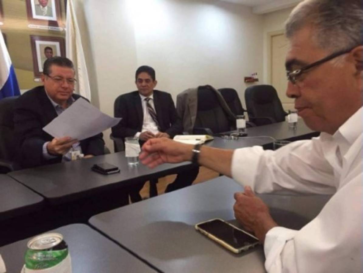 Honduras: Monarca solicita inscripción en el Tribunal Supremo Electoral