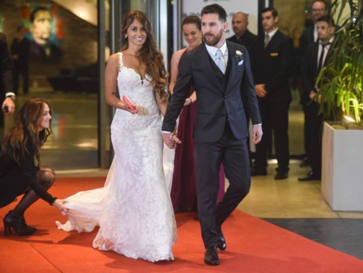 Leo Messi junto a su ahora esposa Antonella Rocuzzo. (AFP)