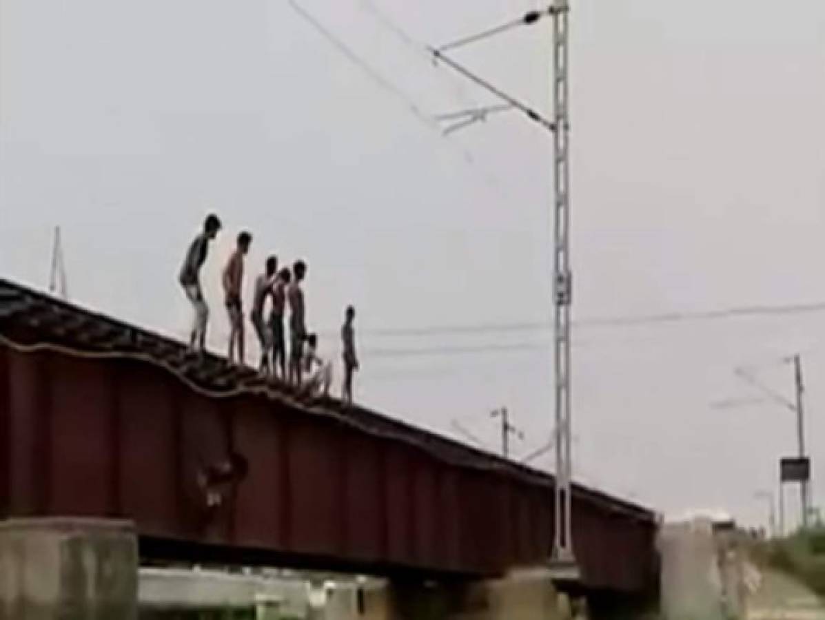 Niños de la India retan a la muerte en las vías de un tren