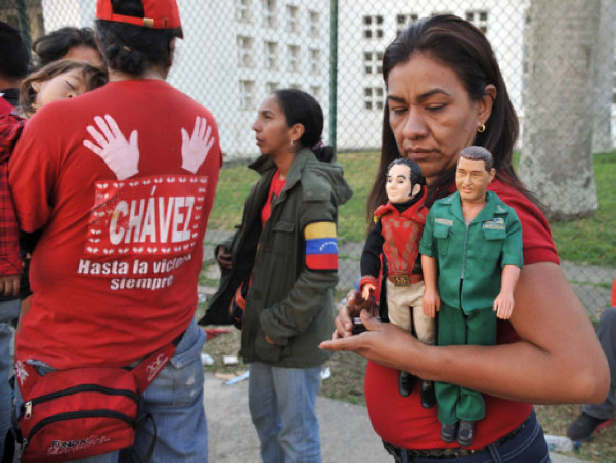 Se despiden de Chávez ante féretro abierto