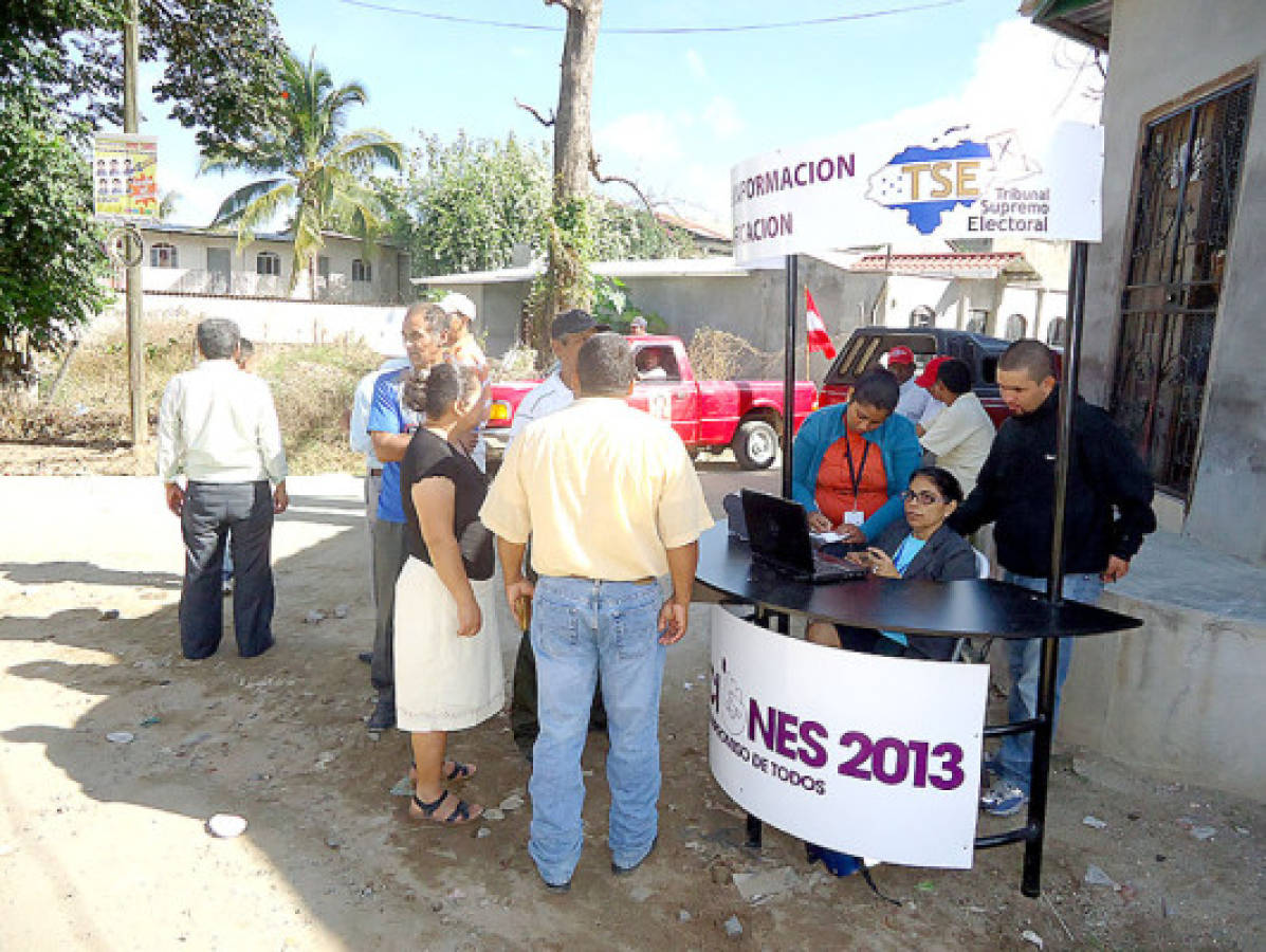 Votantes llenan centros en El Paraíso