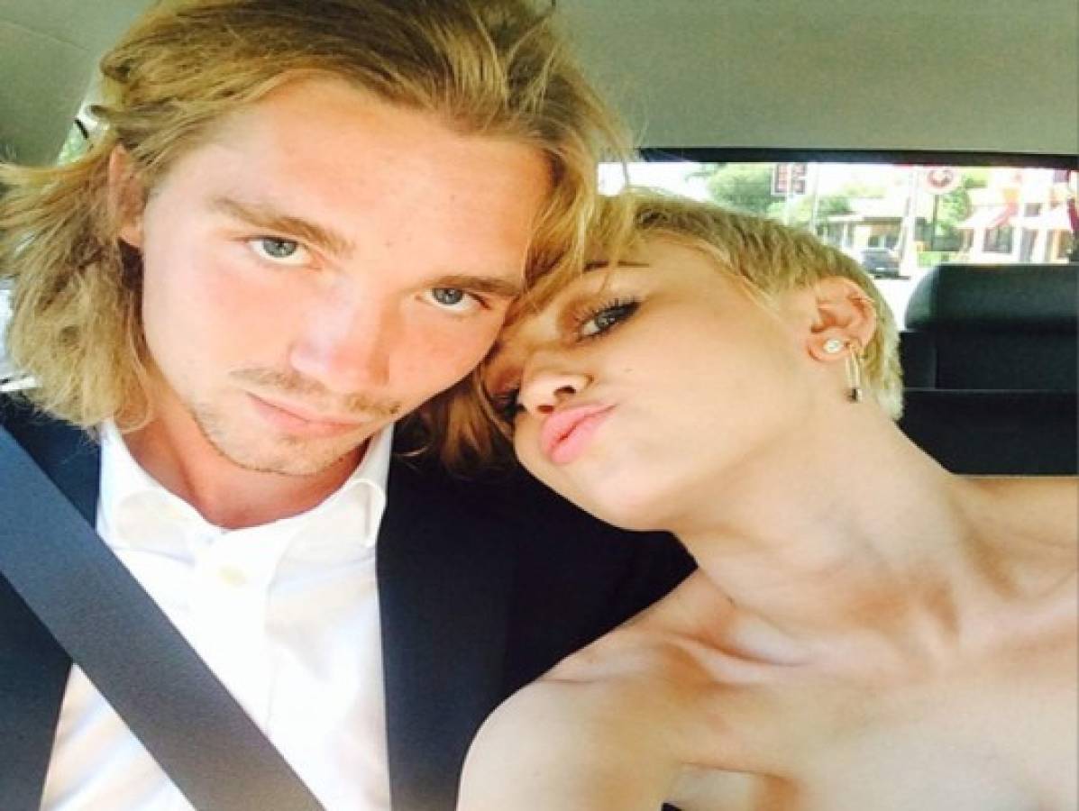 Policía busca a acompañante de Miley Cyrus