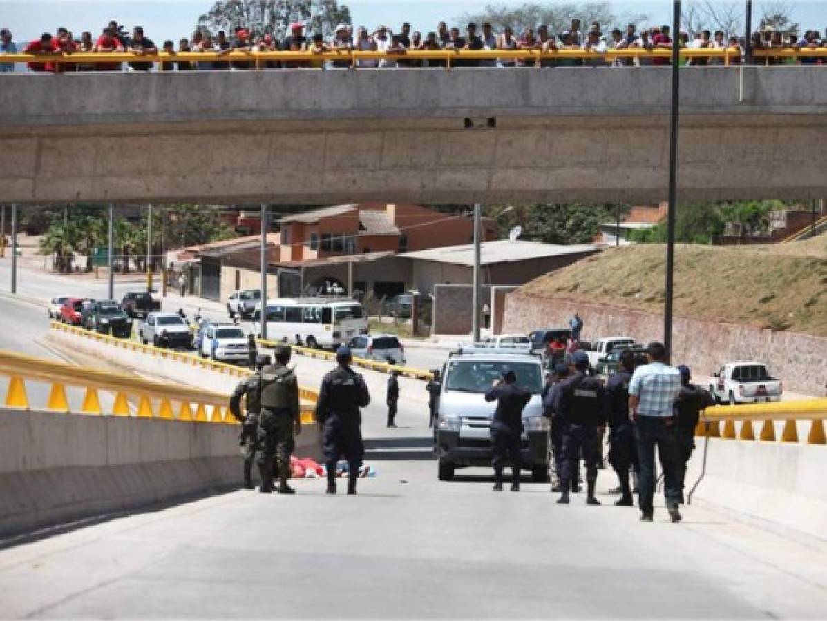 Los cuerpos de las jóvenes quedaron a un lado del busito en el que se conducían (Foto: El Heraldo Honduras/ Noticias de Honduras)