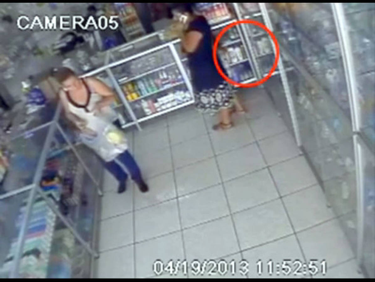 VIDEO: cámara capta a madre robando con su hijo