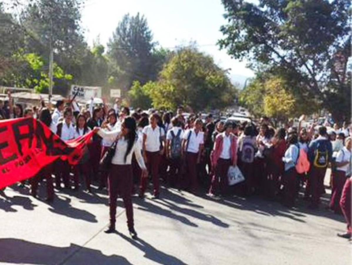 Estudiantes protestan por cambio de horario