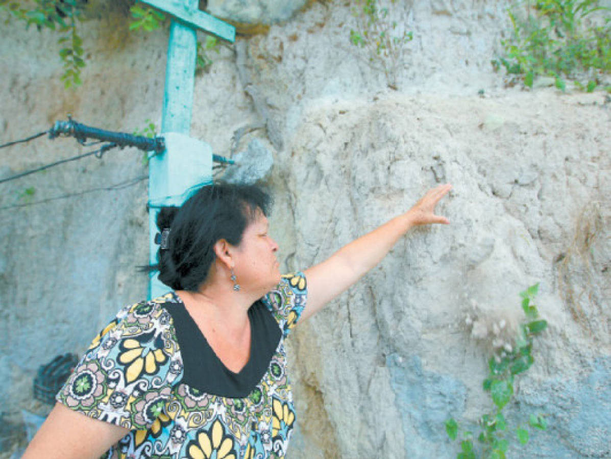 Gigantesca roca amenaza vecinos de Lomas del Cortijo