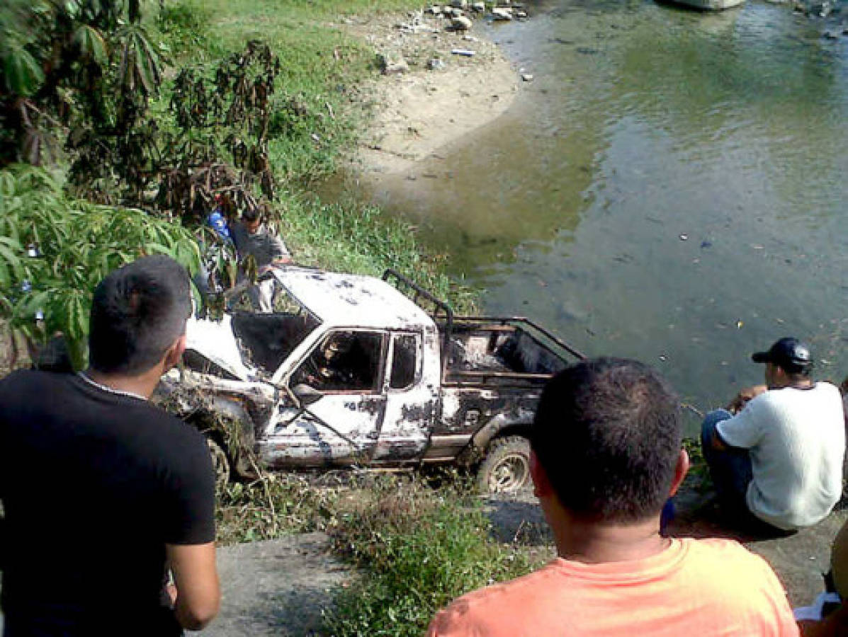 Calcinadas mueren dos personas dentro de un pick-up