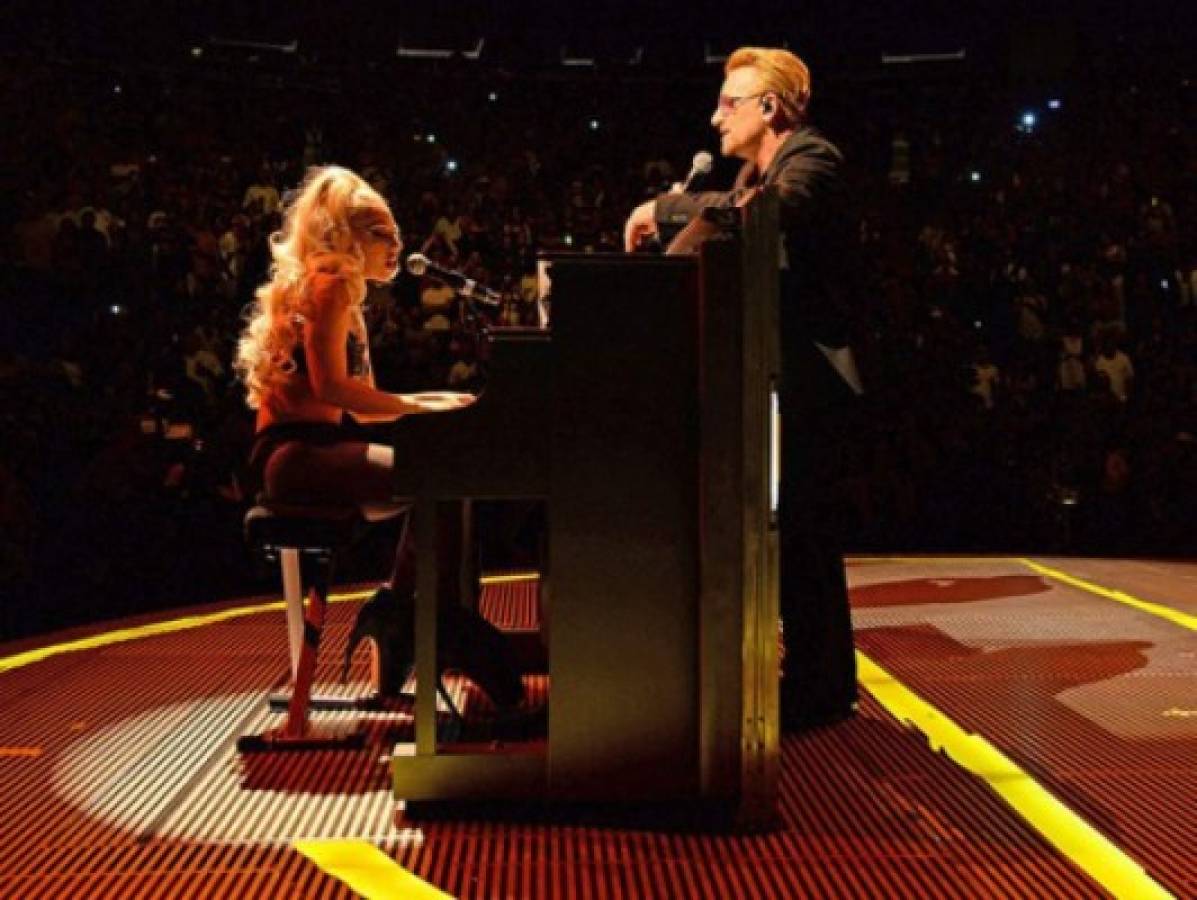 Lady Gaga canta en gira del grupo U2