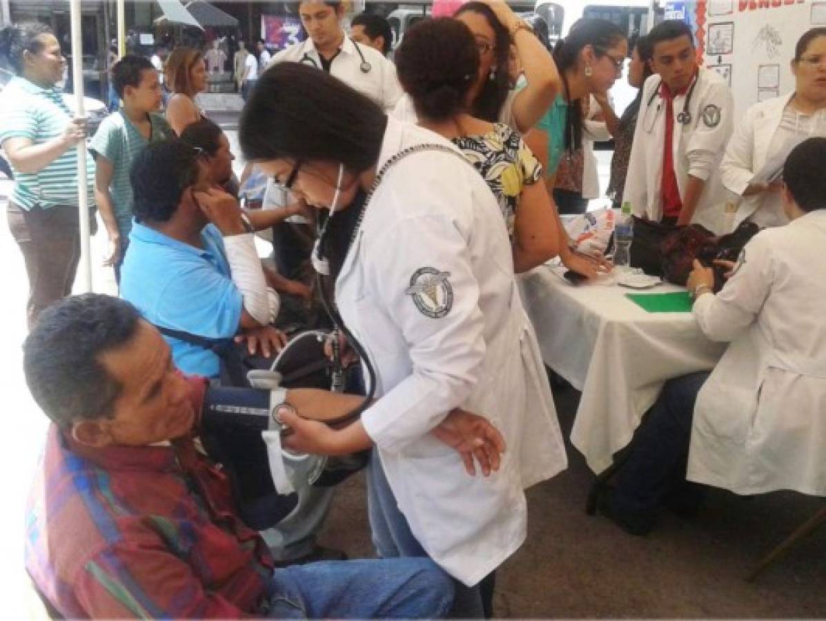 Estudiantes de Medicina improvisan consultorio en parque