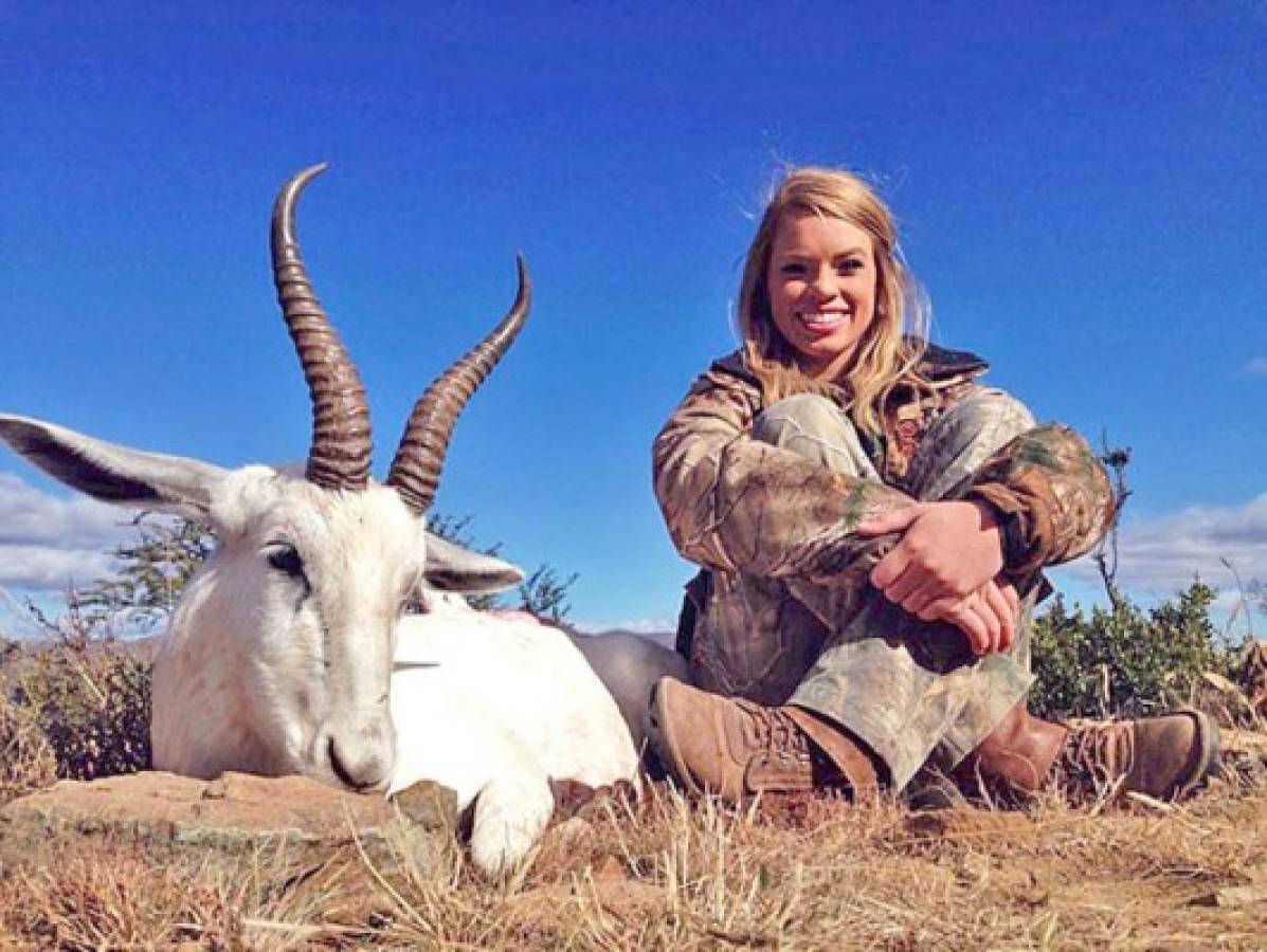 Una joven cazadora horroriza en Facebook con imágenes de sus 'trofeos'